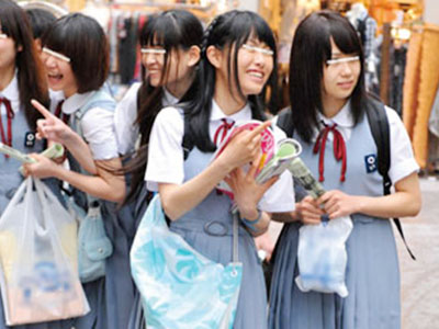 修学旅行で東京にやってきた女子校生たちをＭミラー号へ連れてきてエッチを、丁寧に、教えてあげました！