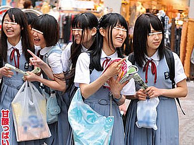 田舎からやってきた修学旅行の女子高生たちが都会製の洒落たオチンチンを探しているんだけど……！